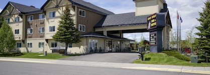 Gray Wolf Inn & Suites