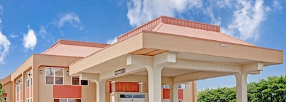 Ramada By Wyndham West Memphis