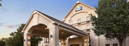 Days Inn & Suites By Wyndham Cedar Rapids