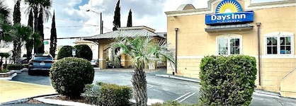 Days Inn By Wyndham Pensacola - Historic Downtown