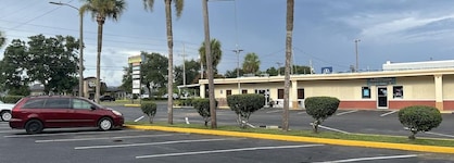 Hole Inn The Wall Hotel - Fort Walton Beach - Sunset Plaza - Nearby Beaches & Hurlburt
