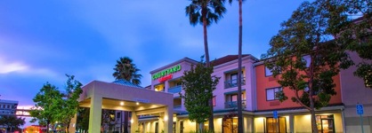 Courtyard By Marriott Oakland Airport