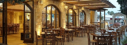 Melpo Antia Hotel & Suites