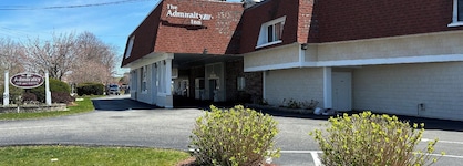 Admiralty Inn & Suites - A Red Collection Hotel
