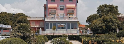 Happy Hotel