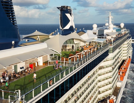 Foto Celebrity Reflection 8