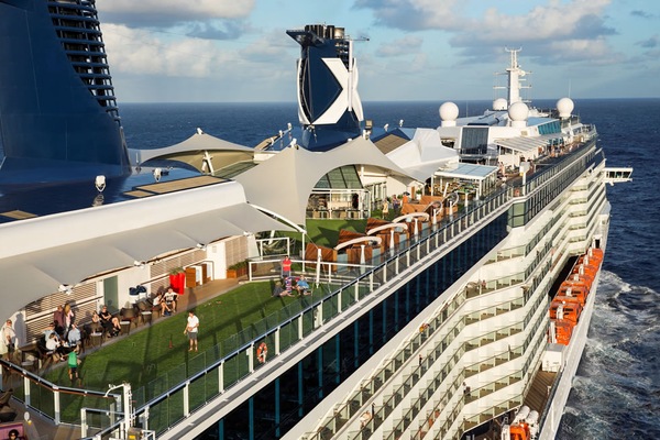 Foto Celebrity Reflection 8