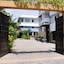St. Lachlan Hotel & Suites
