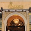 Queen's Suite Hotel